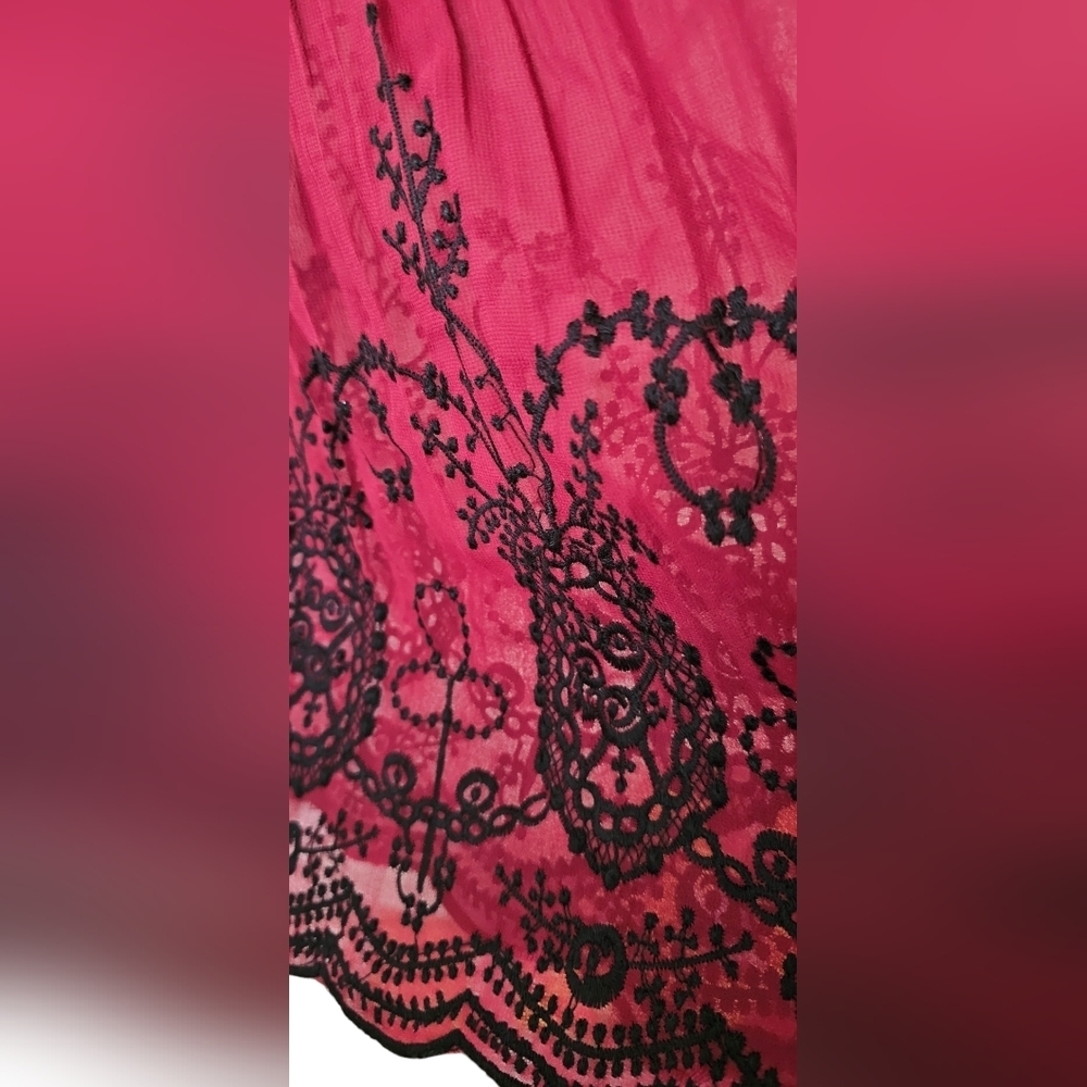 Forwver 21 - Chic Pleated Burgundy Sleeveless Dress Black Embroidered Lace Trim‍ - Picture 5 of 10